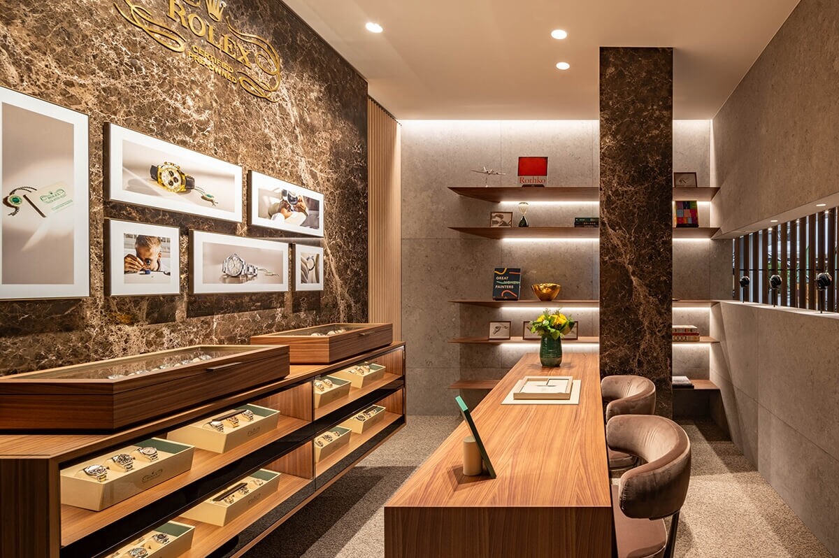 Rolex Certified Pre-Owned at Hall of Time in Brussels in store, side view