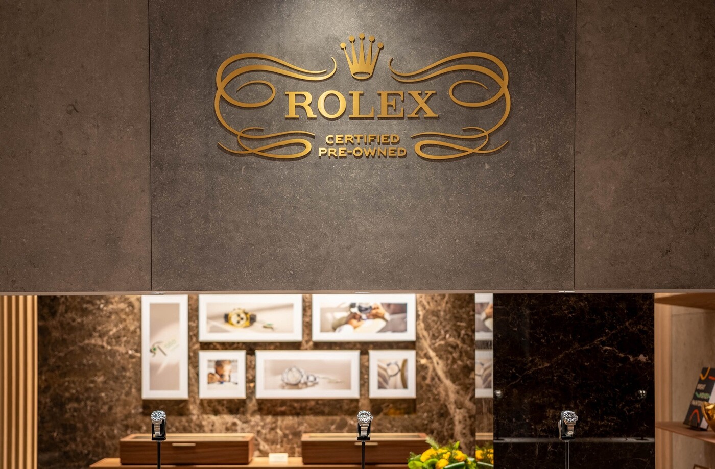 Rolex Certified Pre-Owned at Hall of Time in Brussels in store, view of the logo in store