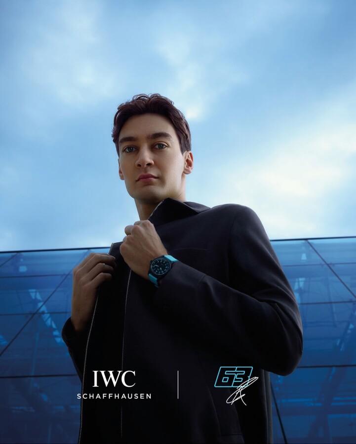 George Russell staand met het Pilotenhorloge Automatic 41 George Russell