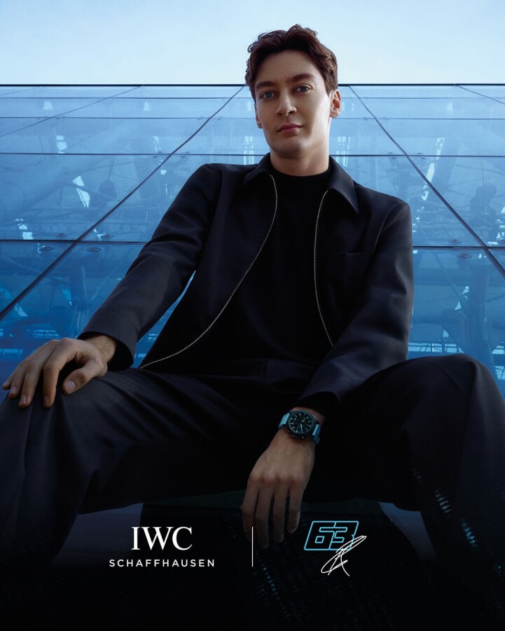 George Russell zittend met het Pilotenhorloge Automatic 41 George Russell