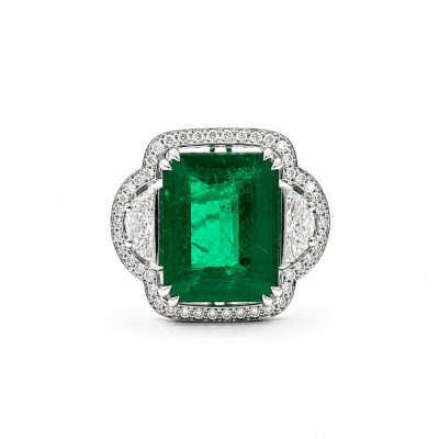 Bague Isabelle Barrier en or blanc, Emeraude 7.82ct entourage diamants 0.27ct, taille 56