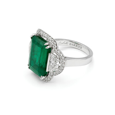Bague Isabelle Barrier en or blanc, Emeraude 7.82ct entourage diamants 0.27ct, taille 56