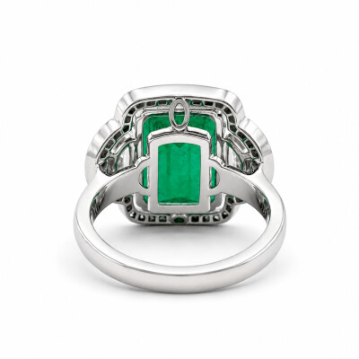 Bague Isabelle Barrier en or blanc, Emeraude 7.82ct entourage diamants 0.27ct, taille 56