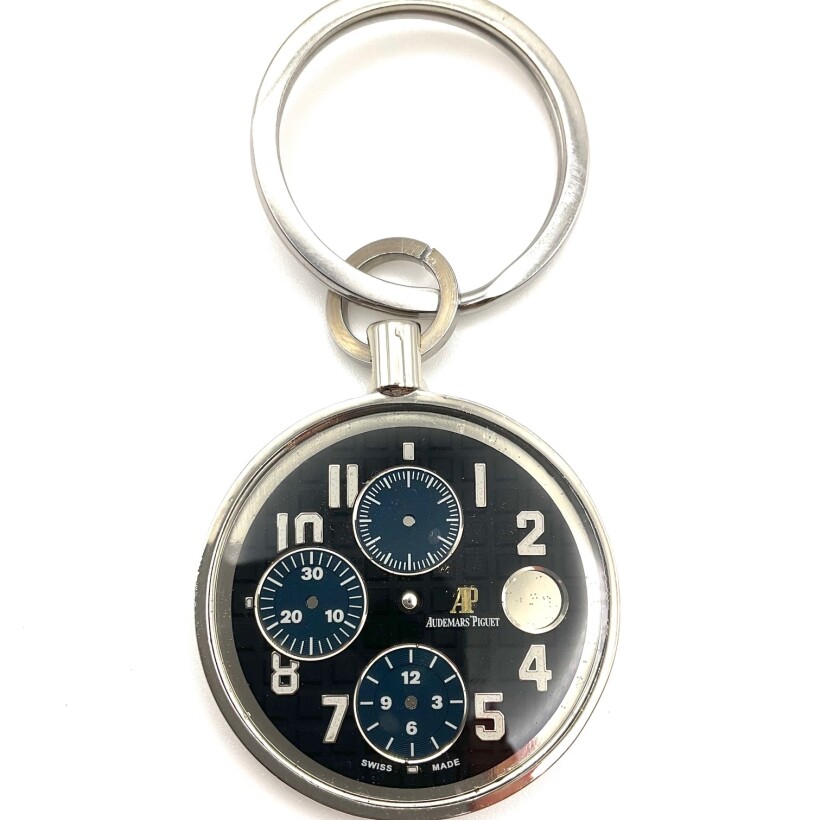 Porte clés acier avec cadran de montre Audemars Piguet de couleur noir.