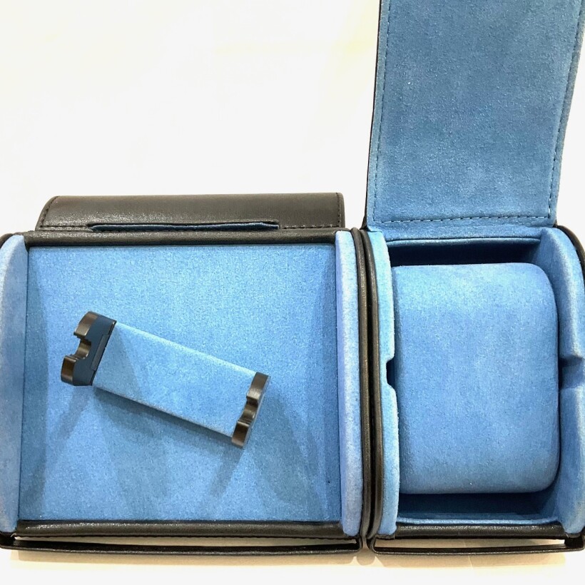 Travel box exterieur cuir noir intérieur bleu