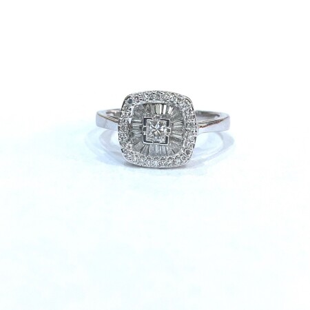 Bague or blanc style ancien, diamants de differentes tailles