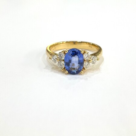 Bague en or jaune, saphir bleu de Ceylan et diamants.