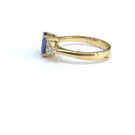 Bague en or jaune, saphir bleu de Ceylan et diamants.