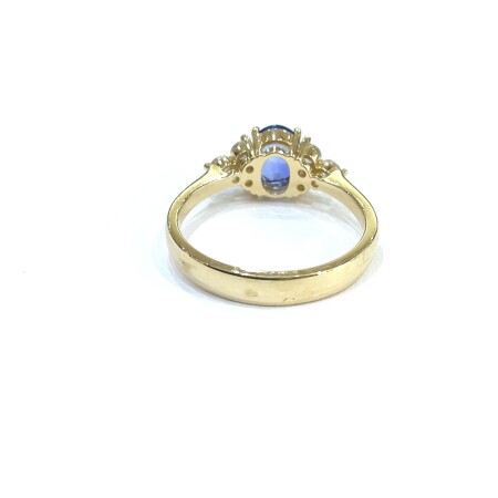 Bague en or jaune, saphir bleu de Ceylan et diamants.