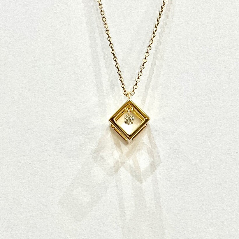 Collier or jaune Étincelle cube diamant