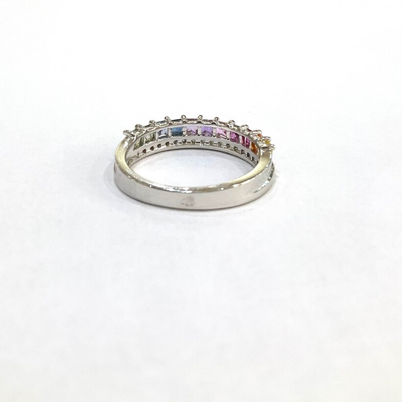 Bague or blanc ligne diamants et saphirs multicolores