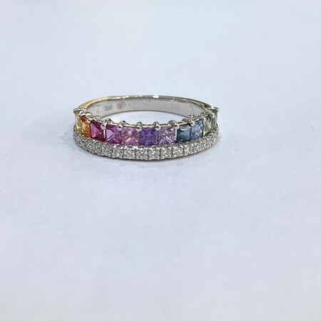 Bague or blanc ligne diamants et saphirs multicolores