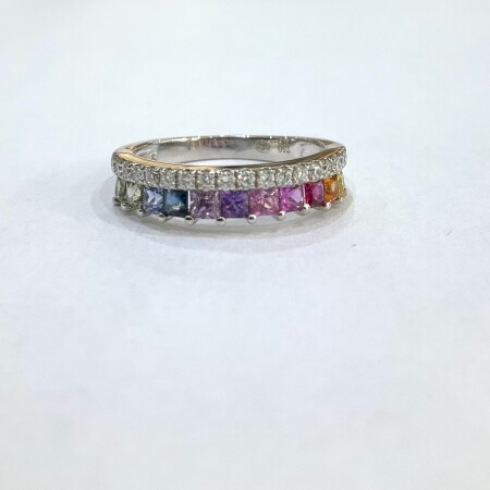 Bague or blanc ligne diamants et saphirs multicolores