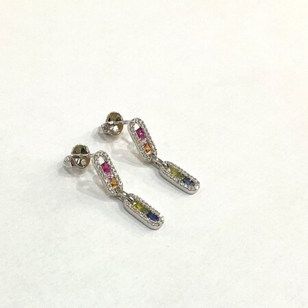 Boucles d\'oreilles pendantes or blanc saphirs multicolores et diamants.