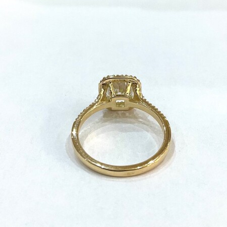 Bague or jaune, centre coussin Diamant de laboratoire. entourage et corps Diamants naturel.