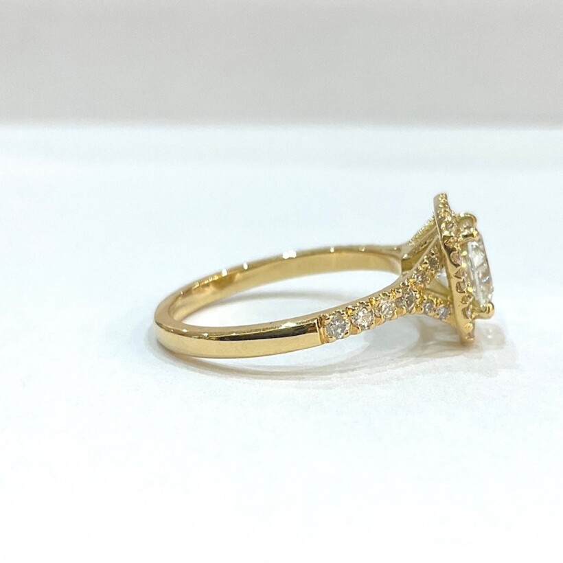 Bague or jaune, centre coussin Diamant de laboratoire. entourage et corps Diamants naturel.