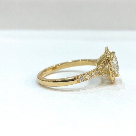 Bague or jaune, centre coussin Diamant de laboratoire. entourage et corps Diamants naturel.