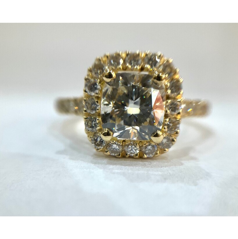 Bague or jaune, centre coussin Diamant de laboratoire. entourage et corps Diamants naturel.