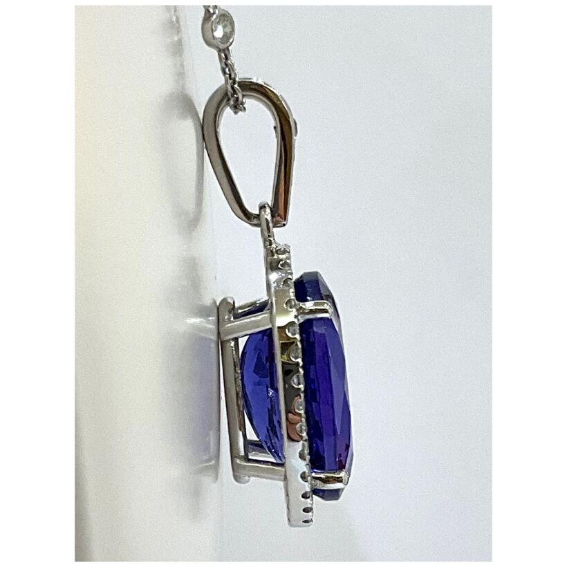 Pendentif or blanc Tanzanite et diamants.