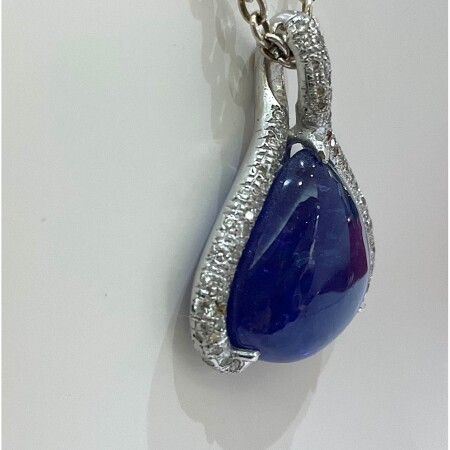 Pendentif en or blanc poire cabochon Tanzanite et diamants