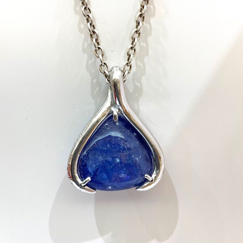 Pendentif en or blanc poire cabochon Tanzanite et diamants