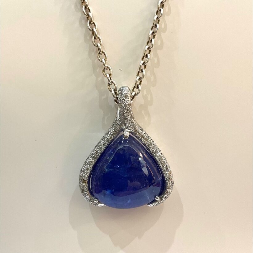 Pendentif en or blanc poire cabochon Tanzanite et diamants