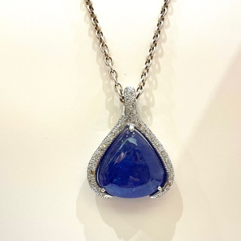 Pendentif en or blanc poire cabochon Tanzanite et diamants