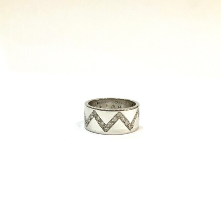 Bague or blanc "tambourin" ruban zig zag et diamants