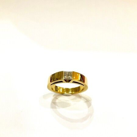 Bague or jaune type jonc, diamant princesse