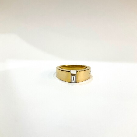 Bague or jaune, collection CVIII et diamant baguette