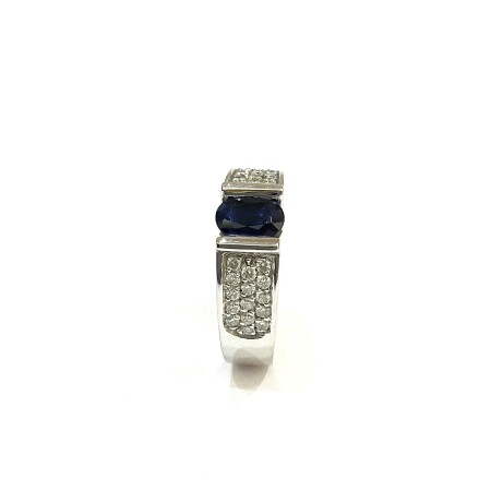 Bague or blanc centre saphir ovale et corps pavé diamants