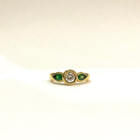 Bague or jaune centre diamant et 2 poires Tsavorite