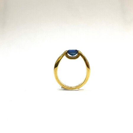 Bague or jaune saphir ovale et diamants baguettes