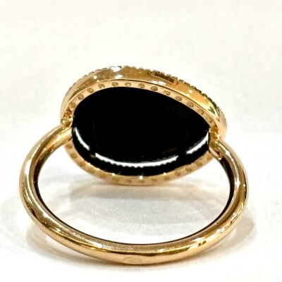 Bague en or rose plaque onyx et diamants brun serti rhodié noir.
