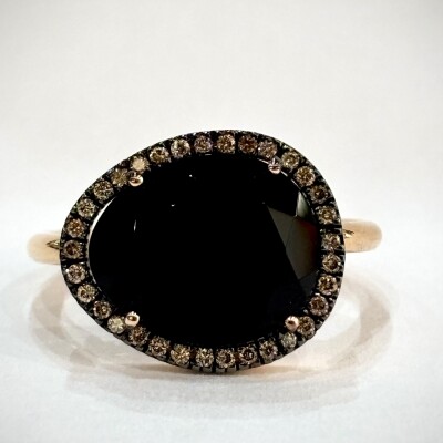 Bague en or rose plaque onyx et diamants brun serti rhodié noir.