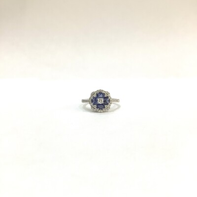Bague fleur romantique en or blanc palladié, saphirs bleus et diamants