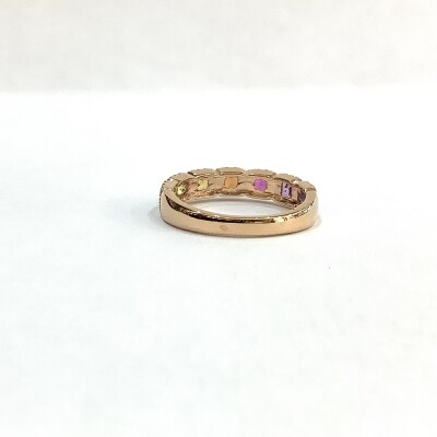 Bague anneau arc en ciel Raimbow saphirs multicolores carrés et diamants.