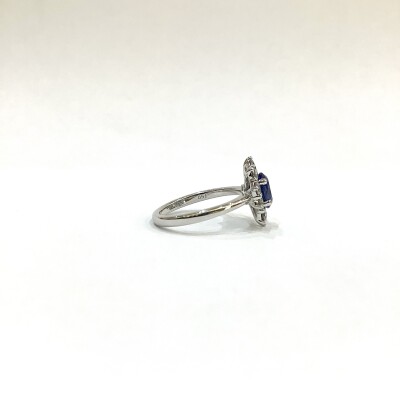 Bague or blanc saphir bleu central entourage diamants