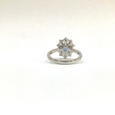 Bague or blanc saphir bleu central entourage diamants
