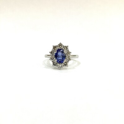 Bague or blanc saphir bleu central entourage diamants