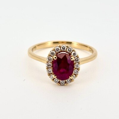 Bague centre ovale rubis "sang de pigeon" certifié entourage diamants