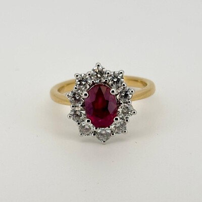Bague marguerite centre ovale rubis "sang de pigeon" entourage 10 diamants