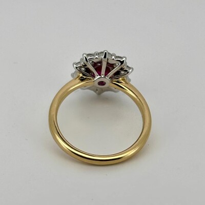 Bague marguerite centre ovale rubis "sang de pigeon" entourage 10 diamants