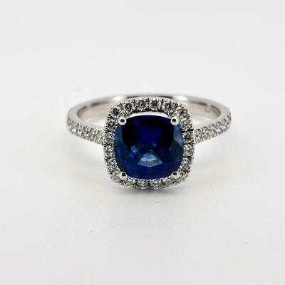 bague centre saphir entourage diamants