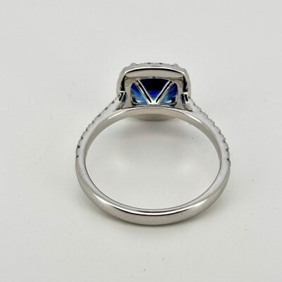 bague centre saphir entourage diamants