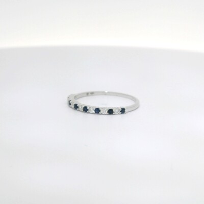 Alliance en or blanc, saphirs et diamants de 0.12ct