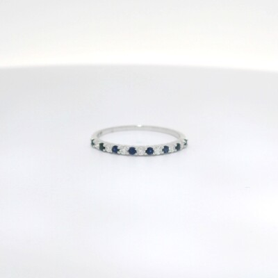 Alliance en or blanc, saphirs et diamants de 0.12ct