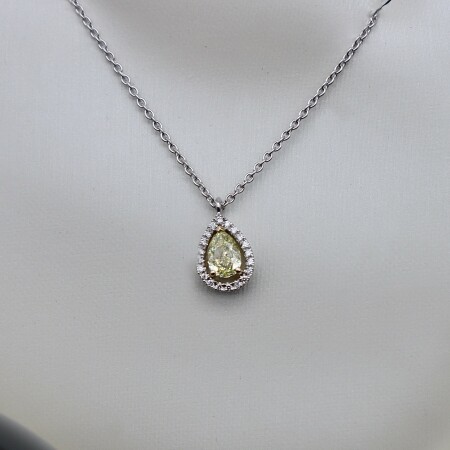 Collier or blanc pendentif or blanc diamant jaune taille poire et entourage diamants