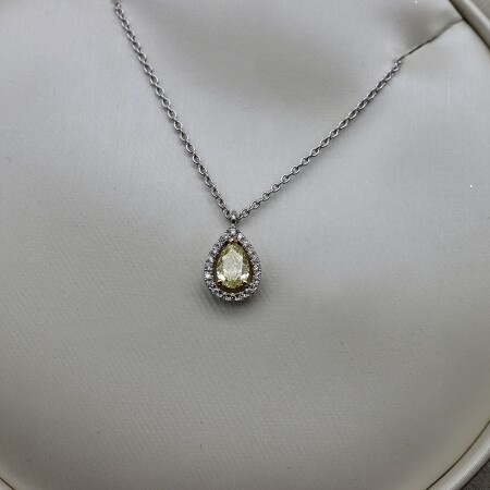 Collier or blanc pendentif or blanc diamant jaune taille poire et entourage diamants