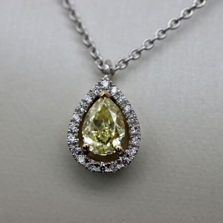 Collier or blanc pendentif or blanc diamant jaune taille poire et entourage diamants